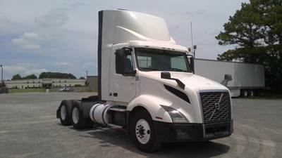 Volvo VNL64300 Day Cab Truck - 405HP, 12 Speed Automatic