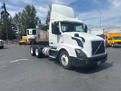 Volvo VNL64300 Day Cab Truck - 435HP, 12 Speed Automatic