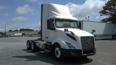 Volvo VNL64300 Day Cab Truck - 405HP, 12 Speed Automatic