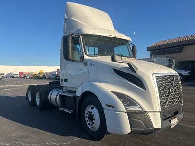Volvo VNL64300 Day Cab Truck - 405HP, 12 Speed Automatic
