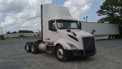 Volvo VNL64300 Day Cab Truck - 405HP, 12 Speed Automatic