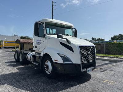 Volvo VNL64300 Day Cab Truck - 425HP, 12 Speed Automatic