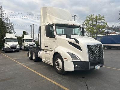 Volvo VNL64300 Day Cab Truck - 455HP, 12 Speed Automatic