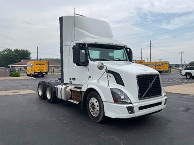 Volvo VNL64300 Day Cab Truck - 455HP, 12 Speed Automatic