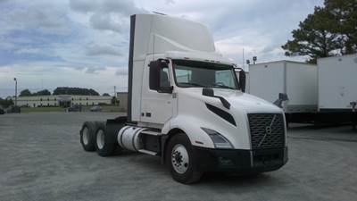 Volvo VNL64300 Day Cab Truck - 405HP, 12 Speed Automatic