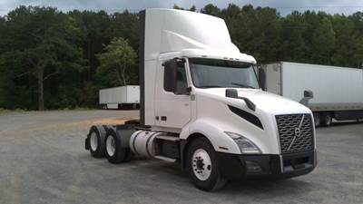 Volvo VNL64300 Day Cab Truck - 405HP, 12 Speed Automatic