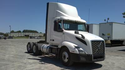Volvo VNL64300 Day Cab Truck - 405HP, 12 Speed Automatic