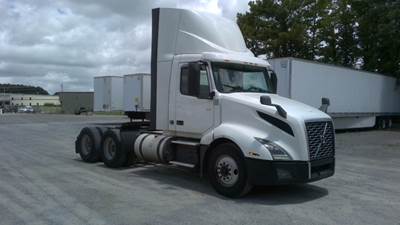 Volvo VNL64300 Day Cab Truck - 405HP, 12 Speed Automatic