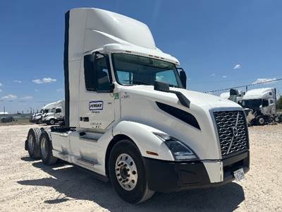 Volvo VNL64300 Day Cab Truck - 425HP, 12 Speed Automatic