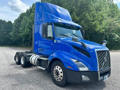 Volvo VNL64300 Day Cab Truck - 425HP, 12 Speed Automatic