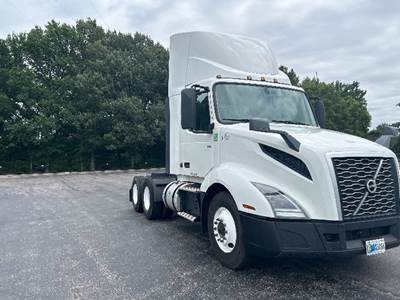 Volvo VNL64300 Day Cab Truck - 425HP, 12 Speed Automatic