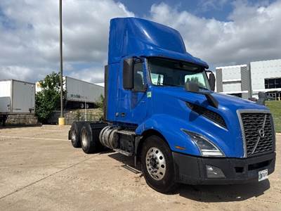 Volvo VNL64300 Day Cab Truck - 425HP, 12 Speed Automatic