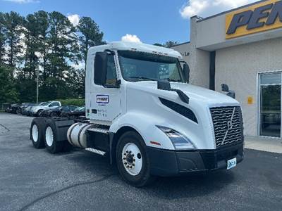 Volvo VNL64300 Day Cab Truck - 425HP, 12 Speed Automatic