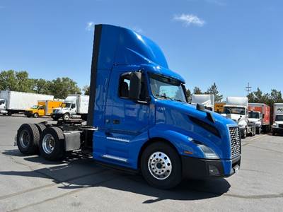 Volvo VNL64300 Day Cab Truck - 425HP, 12 Speed Automatic
