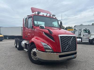 Volvo VNL64300 Day Cab Truck - 455HP, 12 Speed Automatic