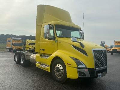 Volvo VNL64300 Day Cab Truck - 455HP, 12 Speed Automatic