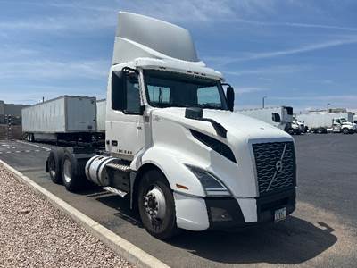 Volvo VNL64300 Day Cab Truck - 455HP, 13 Speed Manual