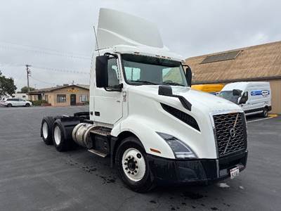 Volvo VNL64300 Day Cab Truck - 425HP, 12 Speed Automatic