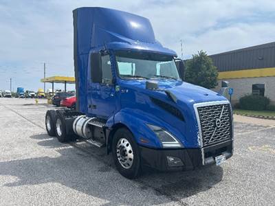 Volvo VNL64300 Day Cab Truck - 425HP, 12 Speed Automatic