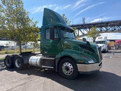 Volvo VNL64300 Day Cab Truck - 425HP, 12 Speed Automatic