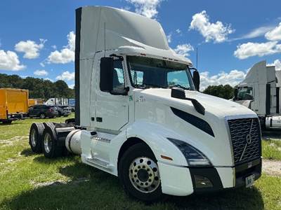 Volvo VNL64300 Day Cab Truck - 425HP, 12 Speed Automatic
