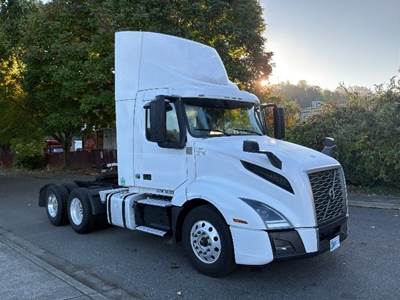 Volvo VNL64300 Day Cab Truck - 455HP, 12 Speed Automatic