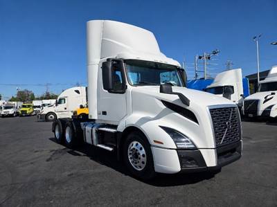 Volvo VNL64300 Day Cab Truck - 455HP, 12 Speed Automatic