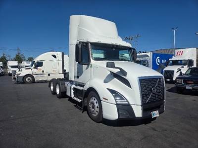 Volvo VNL64300 Day Cab Truck - 455HP, 12 Speed Automatic