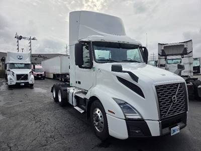 Volvo VNL64300 Day Cab Truck - 455HP, 12 Speed Automatic