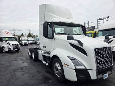 Volvo VNL64300 Day Cab Truck - 455HP, 12 Speed Automatic