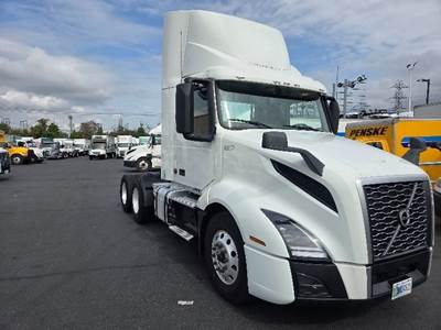 Volvo VNL64300 Day Cab Truck - 455HP, 12 Speed Automatic
