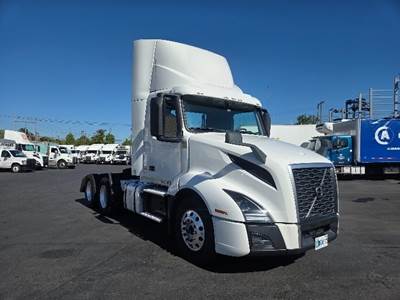 Volvo VNL64300 Day Cab Truck - 455HP, 12 Speed Automatic