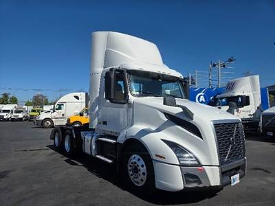 Volvo VNL64300 Day Cab Truck - 455HP, 12 Speed Automatic