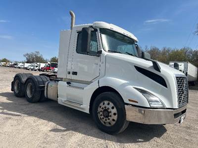 Volvo VNL64300 Day Cab Truck - 455HP, 12 Speed Automatic