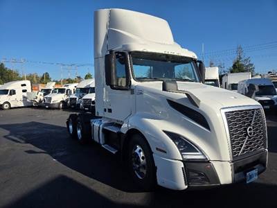 Volvo VNL64300 Day Cab Truck - 455HP, 12 Speed Automatic