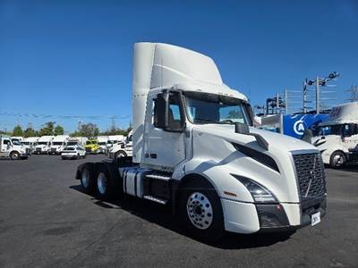 Volvo VNL64300 Day Cab Truck - 455HP, 12 Speed Automatic