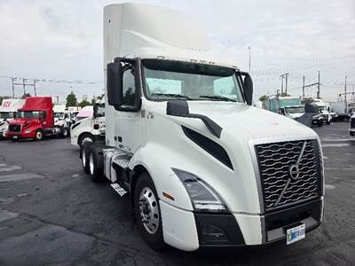 Volvo VNL64300 Day Cab Truck - 455HP, 12 Speed Automatic