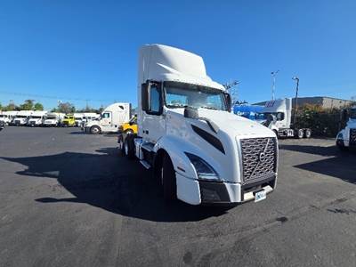 Volvo VNL64300 Day Cab Truck - 455HP, 12 Speed Automatic