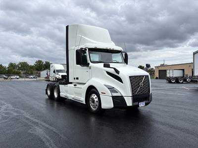 Volvo VNL64300 Day Cab Truck - 425HP, 12 Speed Automatic