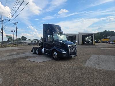 Volvo VNL64300 Day Cab Truck - 425HP, 12 Speed Automatic