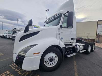 Volvo VNL64300 Day Cab Truck - 425HP, 12 Speed Automatic