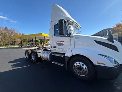 Volvo VNL64300 Day Cab Truck - 425HP, 12 Speed Automatic