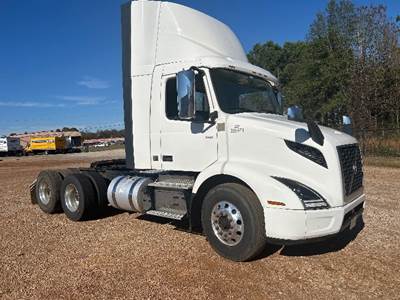 Volvo VNR62300 Day Cab Truck - 425HP, 12 Speed Automatic