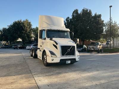 Volvo VNR64300 Day Cab Truck - 425HP, 12 Speed Automatic