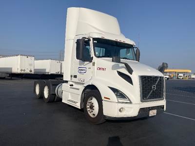 Volvo VNR64300 Day Cab Truck - 425HP, 12 Speed Automatic