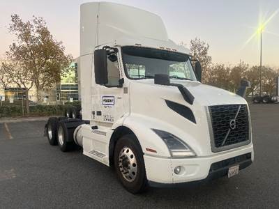 Volvo VNR64300 Day Cab Truck - 425HP, 12 Speed Automatic