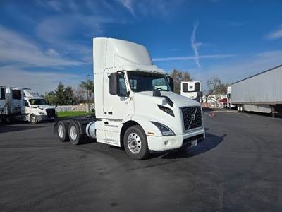 Volvo VNR64300 Day Cab Truck - 425HP, 12 Speed Automatic