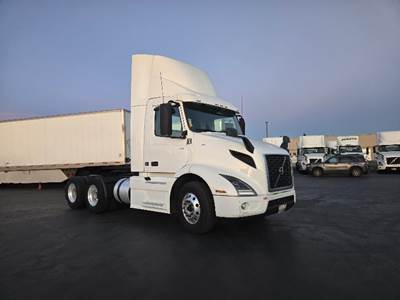 Volvo VNR64300 Day Cab Truck - 425HP, 12 Speed Automatic