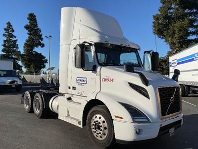 Volvo VNR64300 Day Cab Truck - 425HP, 12 Speed Automatic
