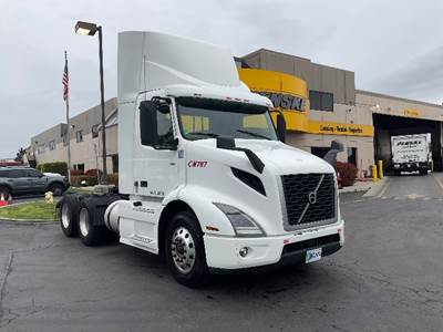 Volvo VNR64300 Day Cab Truck - 425HP, 12 Speed Automatic